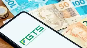 Consulta da distribuição dos lucros do FGTS pelo aplicativo com cédulas de reais